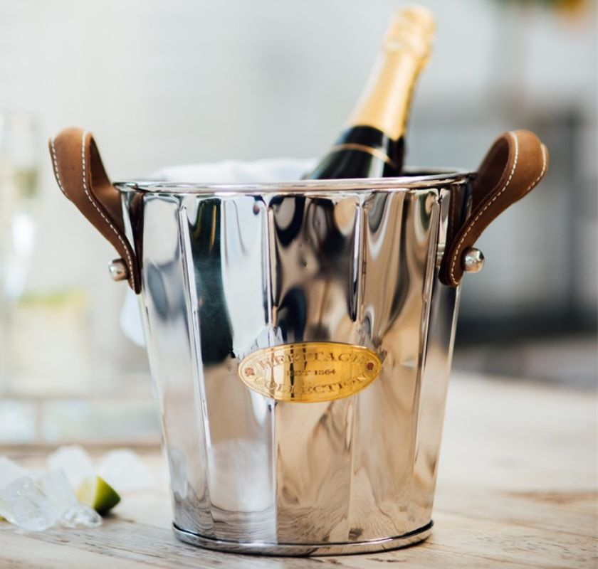 inkylare med l�derhandtag och en champagnefalska