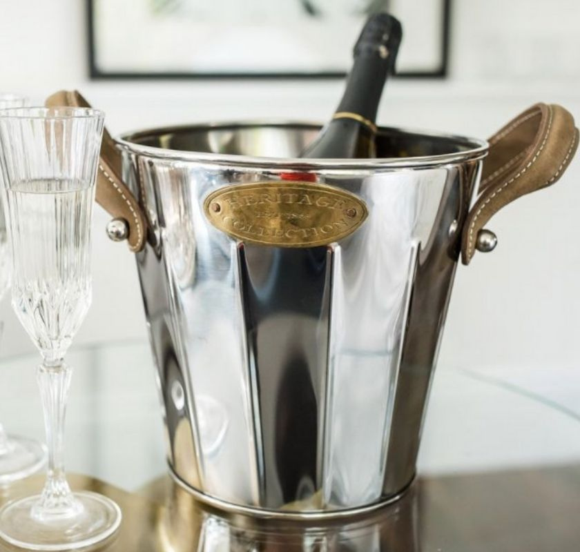 Kylaren med butelj och ett glas framf�r