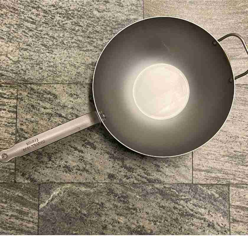 Wokpanna i kolst�l Mauviel M''Steel p� marmor