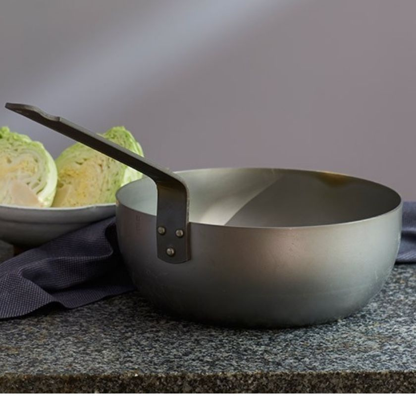 M''steel Sauteuse-panna rundad i kolst�l p� stenb�nk