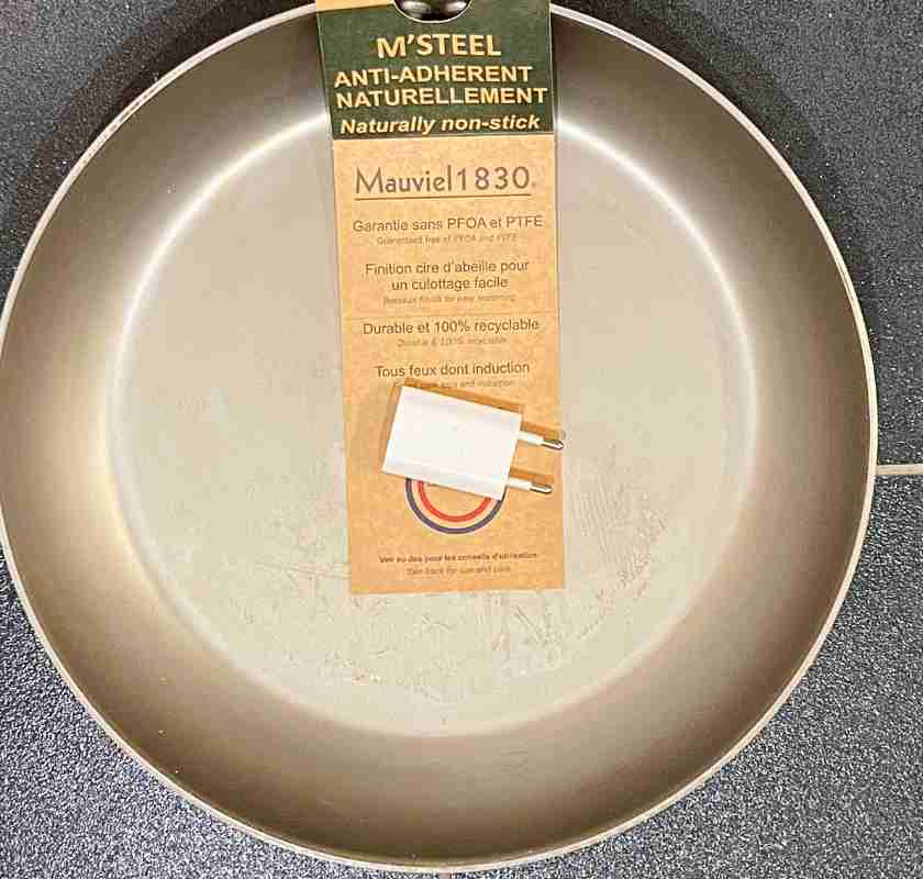 Kolst�lspannan 32 cm fr�n Mauviel med apple EU-kontakt f�r storleksreferens