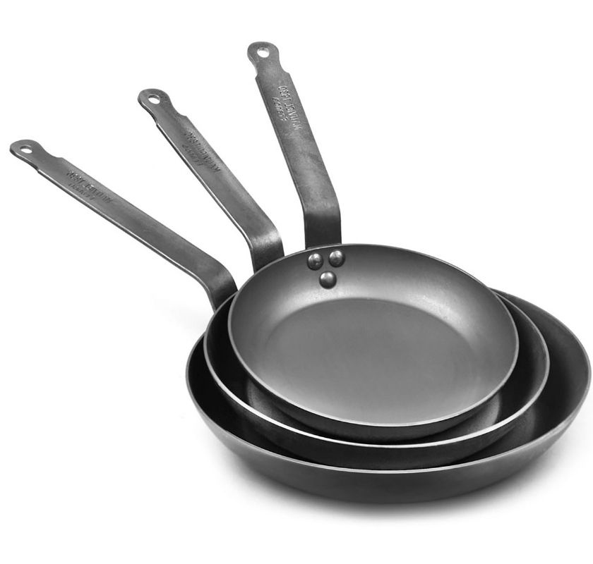 3 kolst�lspannor staplade i varandra, Stekpannor i kolst�l Mauviel M''Steel