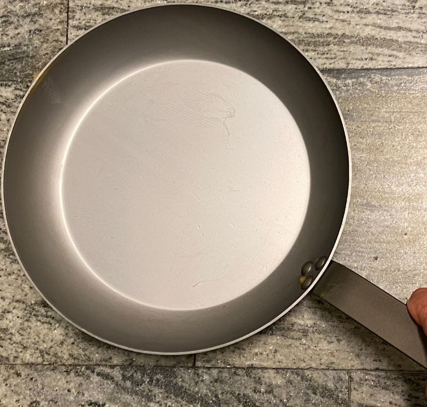 Stekpanna i kolst�l Mauviel M''Steel kolst�lspanna mot mmarmor