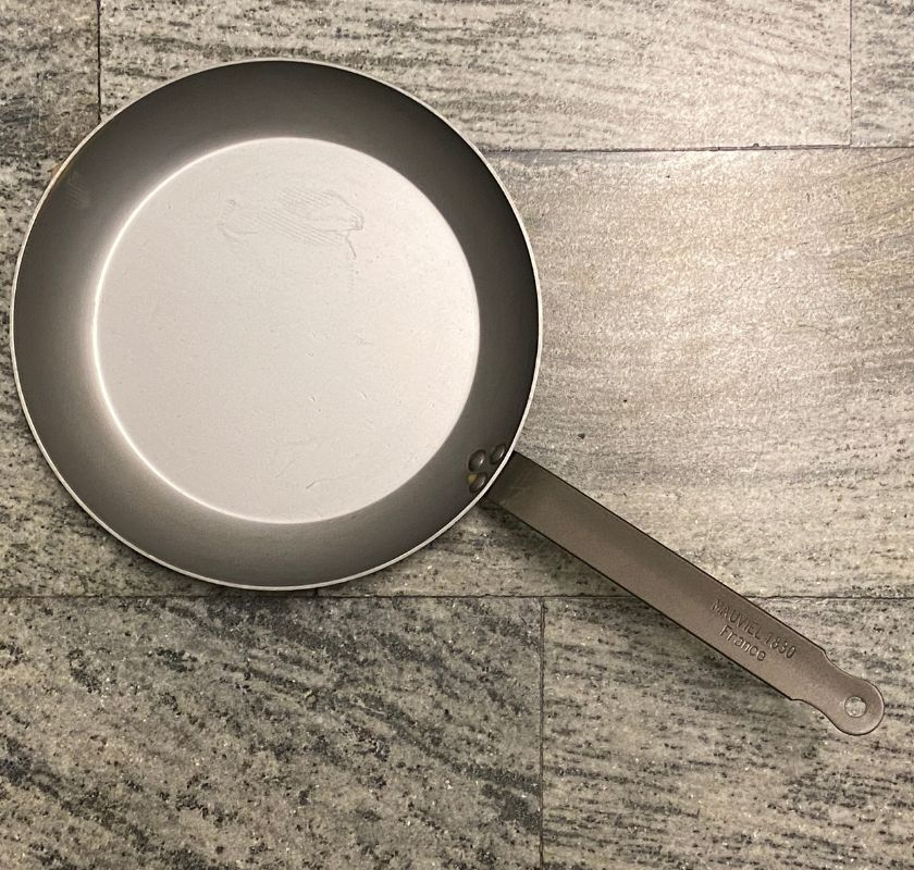 Stekpanna i kolst�l Mauviel M''Steel kolst�lspanna p� marmor