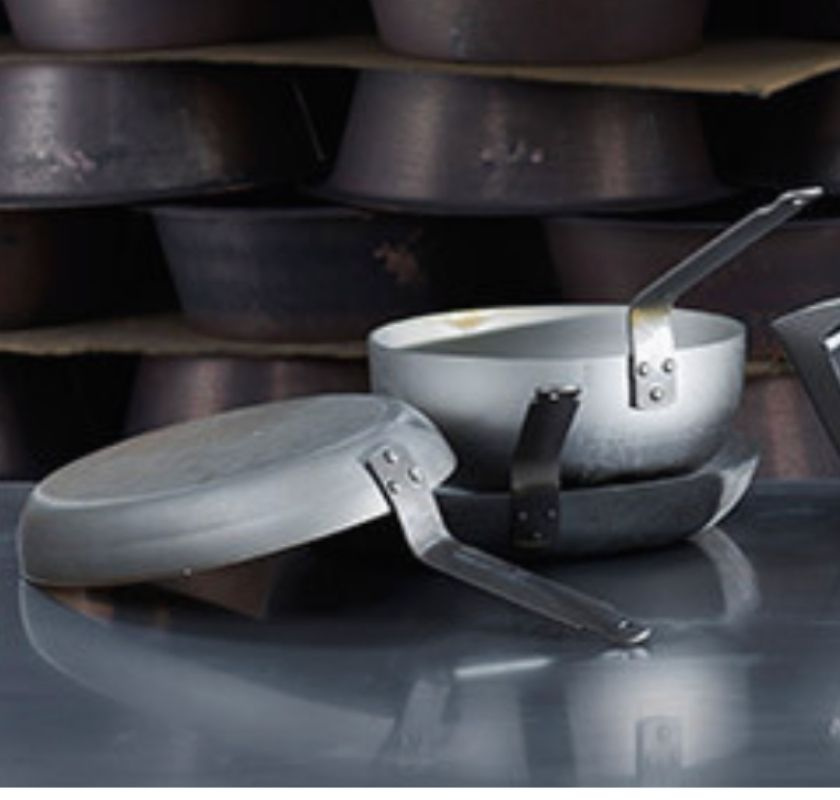 Stekpanna och sauteuse i kolst�l Mauviel M''Steel p� b�nk