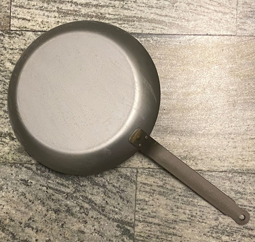 Stekpanna i kolst�l Mauviel M''Steel kolst�lspanna upp och med p� marmor