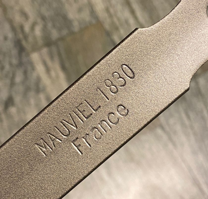 Stekpanna i kolst�l Mauviel M''Steel kolst�lspanna detalj av handtaget med logo