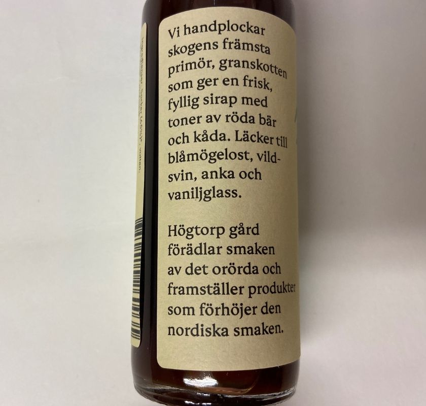Granskottssirap fr�n H�gtorp G�rd ekologisk, etiketten p� flaskans baksida