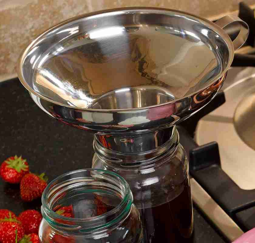 Sylttratt i rostfritt st�l p� syltburk 