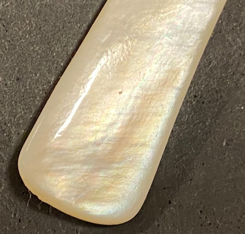 Detalj av skaftet p� kaviarsked i p�rlemo