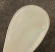 Detalj av skedbladet på kaviarsked i pärlemo
