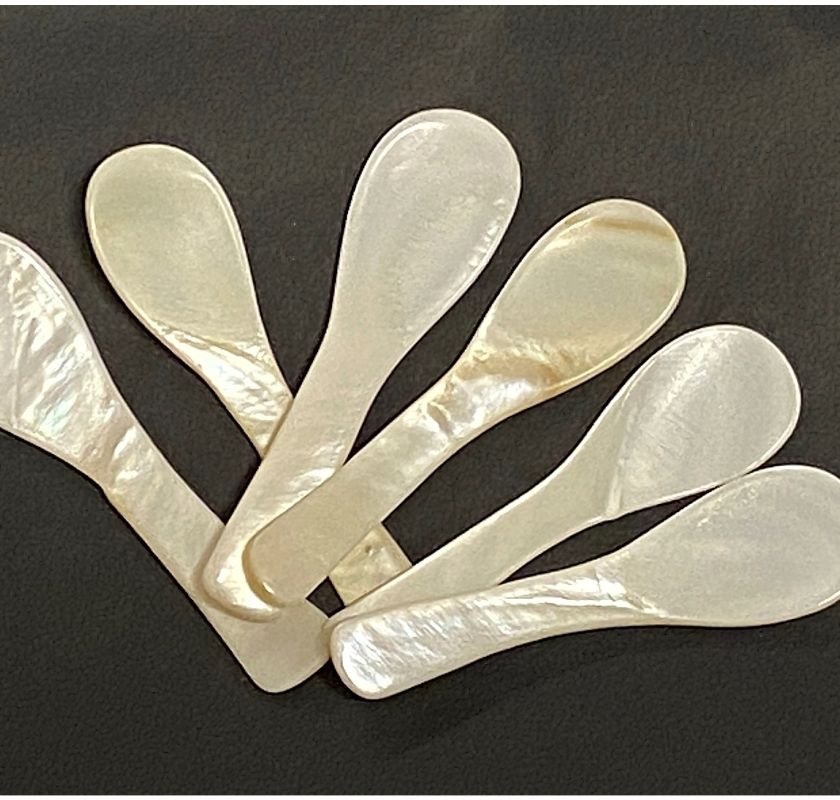 sex stycken kaviarskedar i p�rlemo lagda i solfj�der