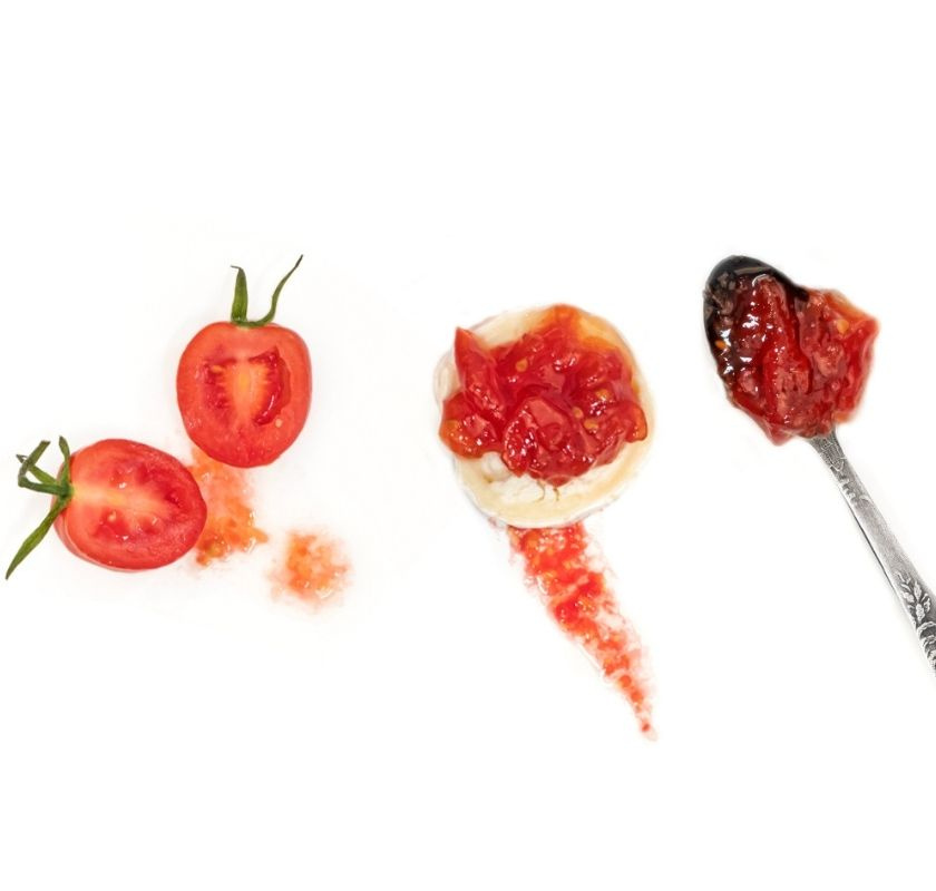 tomater och tomatmarmelad p� ost och i sked