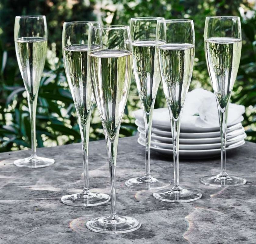 flera fyllad glas p� bord utomhus 