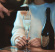 Häller champagne i champagneglas Vinoteque 