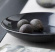 beskuren bild av svart fat med avokados