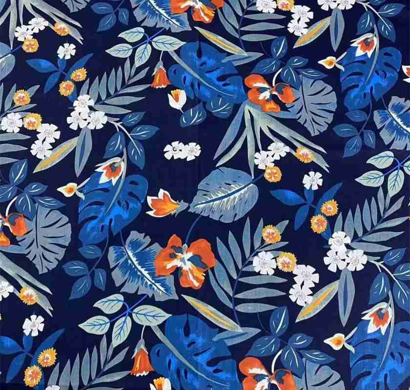 N�rbild p� det bl� djungeltyget med blad och blommor