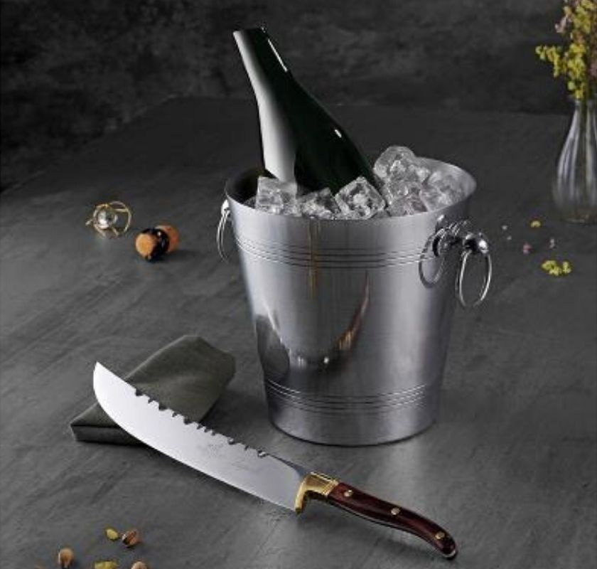 Champagnesabel och ishink med en falska