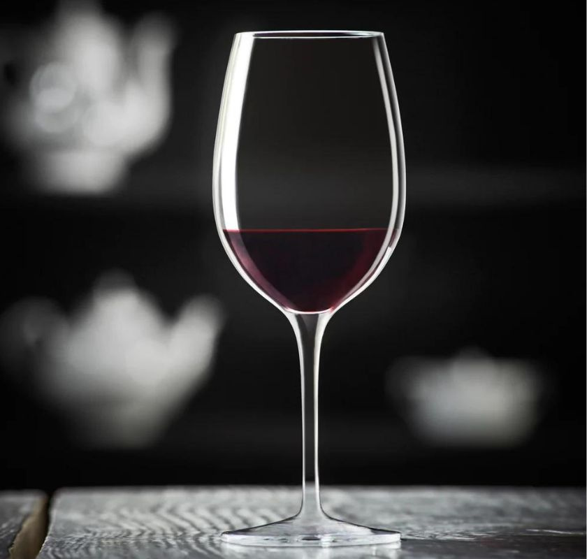 R�dvinsglas Ricco p� gr�tt bord