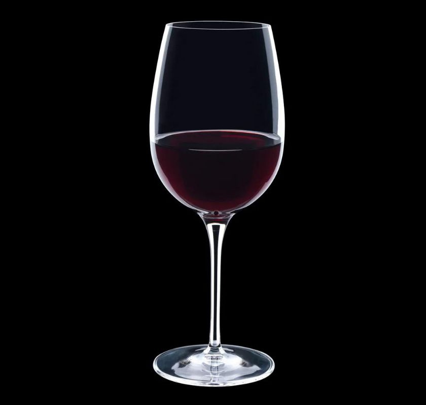 R�dvinsglas Ricco mot svart bakgrund