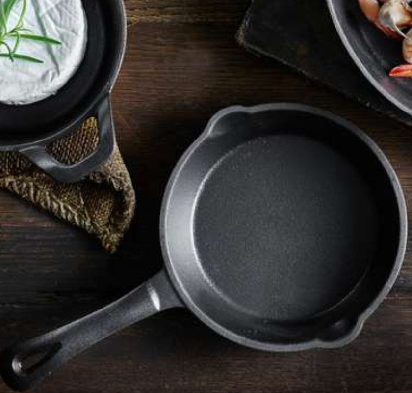 Minipanna i gjutj�rn rund med pip Pillivuyt