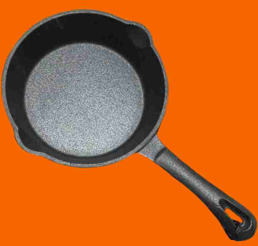 Minipanna i gjutj�rn rund med pip Pillivuyt mot orange bakgrund