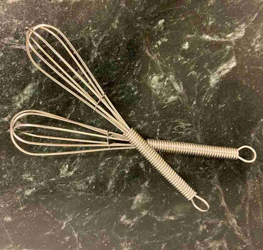 2 sm� ballongvispar p� svart marmor