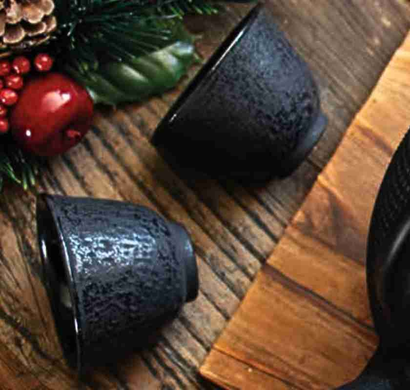 2 st svarta japanska temuggar ligger p� sidan p� bord