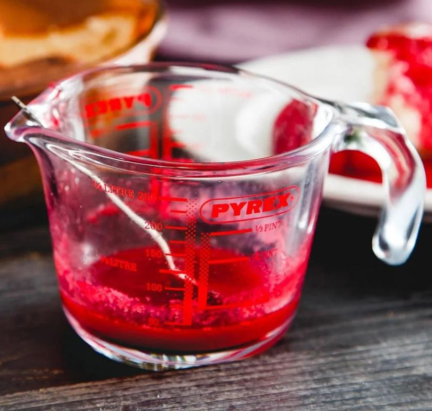 Deciliterm�tt i h�rdat glas 250 ml med r�tt inneh�ll & sked