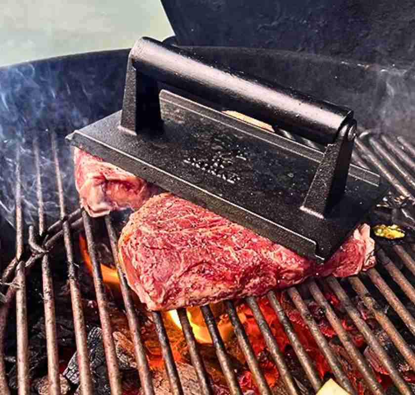 Grillpress p� 2 biffar p� grillen