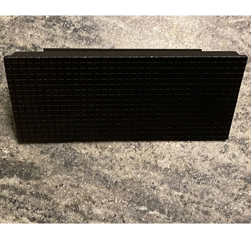 Grillpressens undersida med m�nster i fyrkanter 