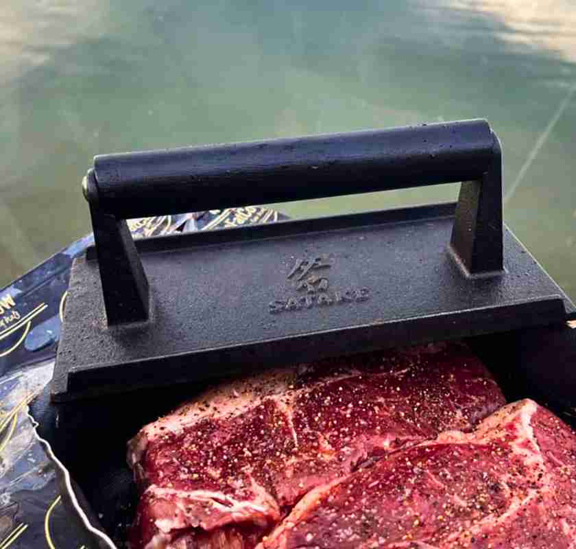 Grillpress i gjutj�rn rektangul�r och biffar 