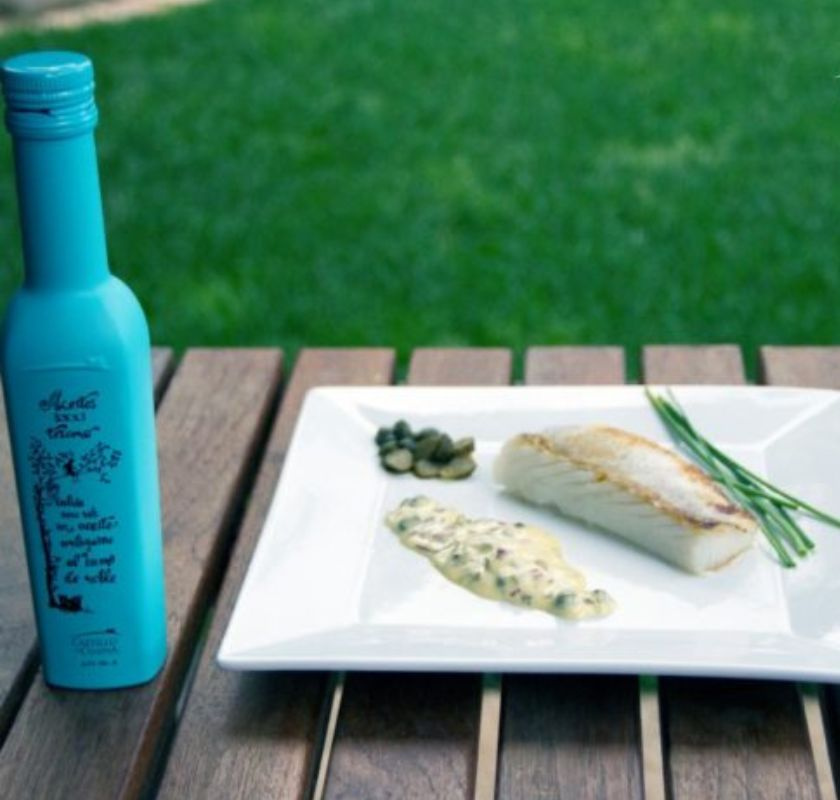 Olivolja ekr�kt Castillo de Canena och tallrik med fisk