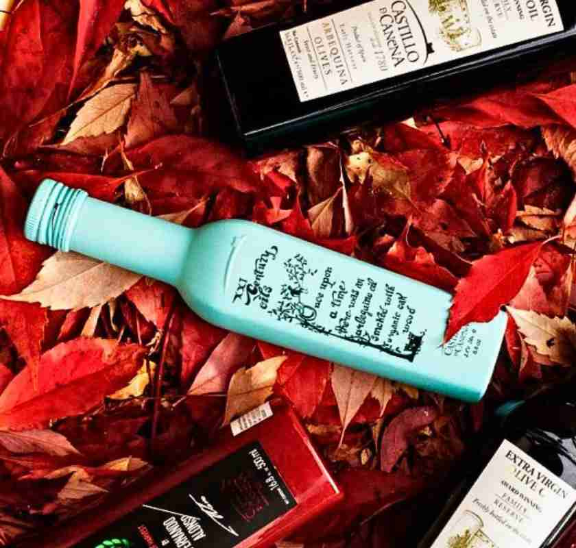 Olivolja ekr�kt Castillo de Canena och andra oljor ligger p� en b�dd av r�da l�v