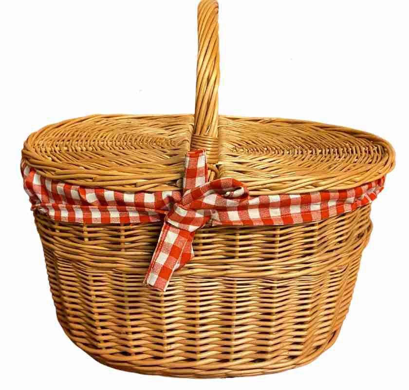 Picknick-korg i pil med lock och r�drutigt tyg fr�n sidan