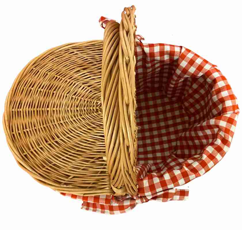 Picknick-korg i pil med lock och r�drutigt tyg ovanifr�n med ena lockdelen uppf�lld