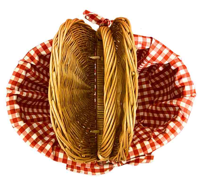 Picknick-korg i pil med lock och r�drutigt tyg