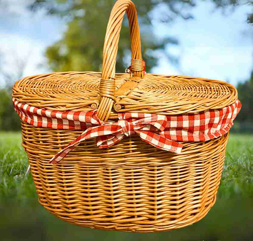 Picknick-korg i pil med lock och r�drutigt tyg