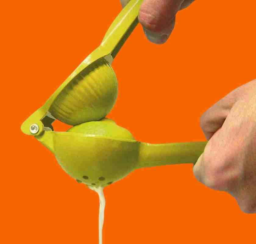 Citronpress Lemon Squeezer mot orange bakgrund
