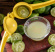 Citronpress Lemon Squeezer med lime och pressad juice i skl