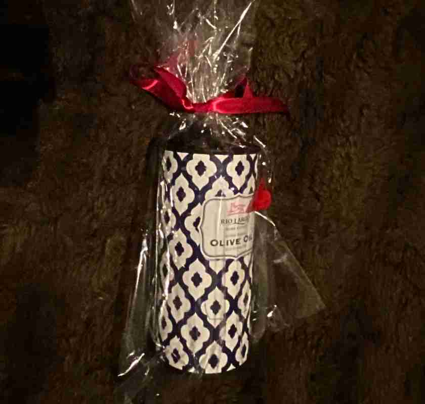 Oljan f�rpackad i cellofan med rosett som fin present 