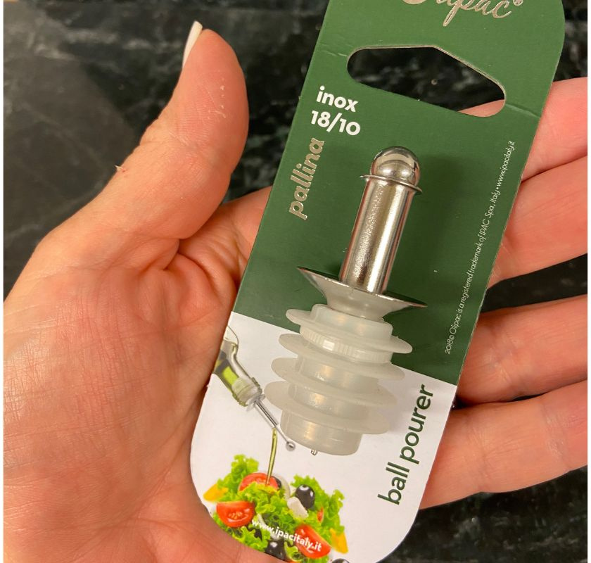 Oljepip Ball Olipac i f�rpackning h�lls i handen