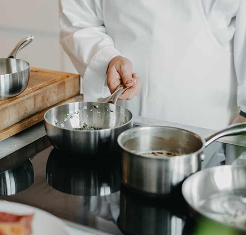 Mattias lagar mat i sauteus