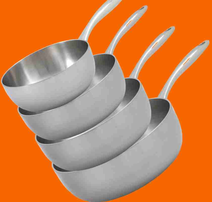 Sauteuser alla storlekar mot orange