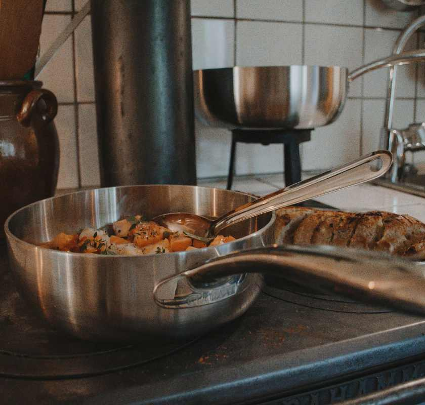 Sauteuse med laxgryta p� j�rnspis 