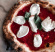 napoletansk pizza med tomat och mozzarella