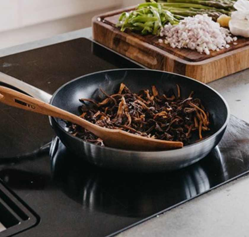 steker svamp i  Stekpanna non-stick Mathias Dahlgren Culimat 5-ply