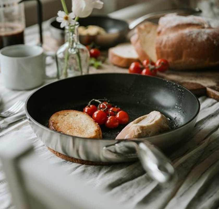 steker br�d och tomat i  Stekpanna non-stick Mathias Dahlgren Culimat 5-ply