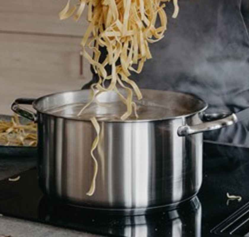 L�gger pasta i gryta Mathias Dahlgren f�r Culimat 5 liter