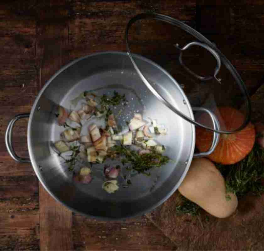 Gryta rostfri med lock 17 liter med ingredienser p� botten